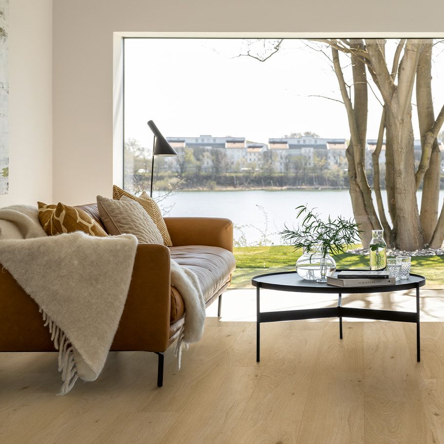 stue med orange sofa og et beige klik laminatgulv